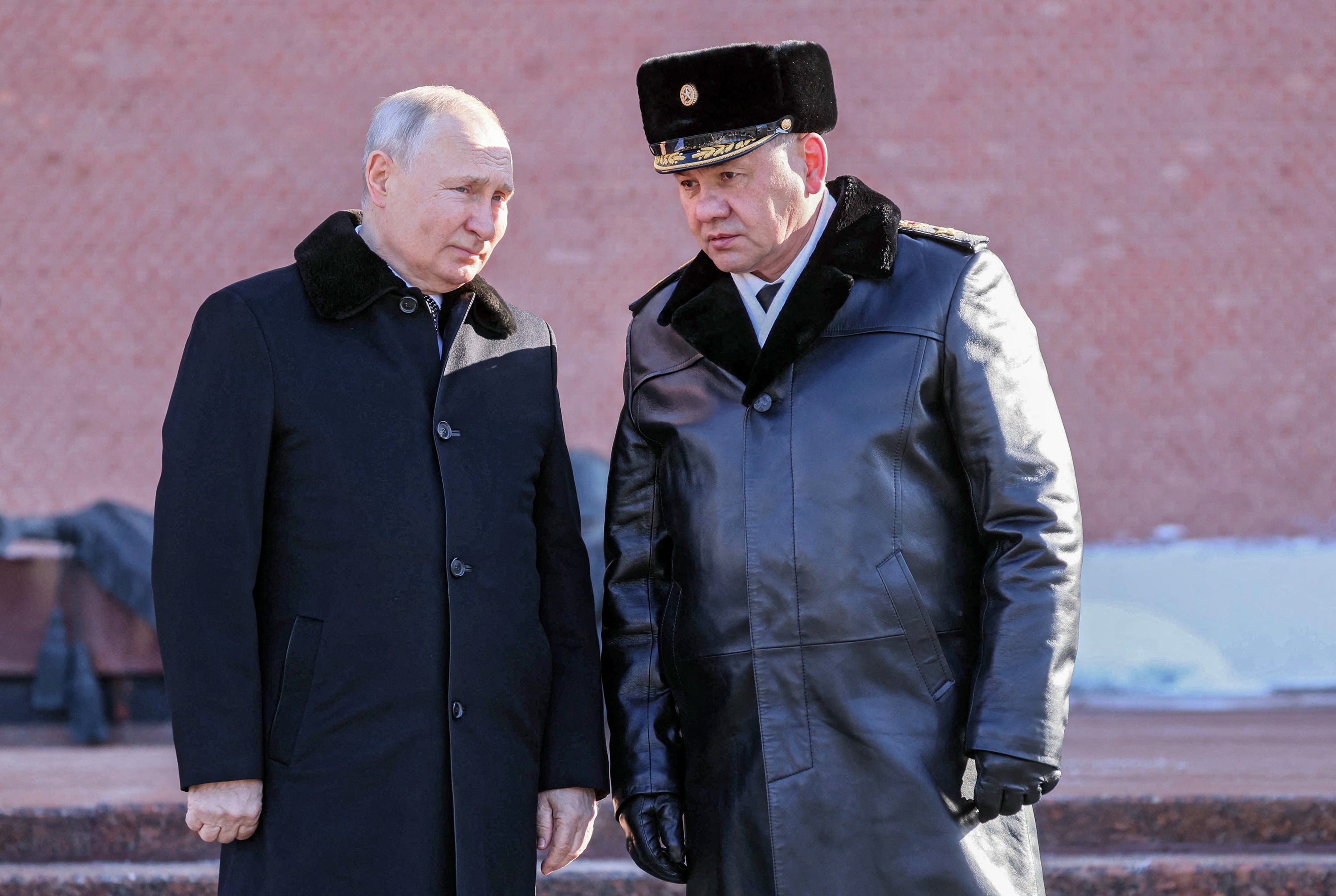 Junto a las murallas del Kremlin, Putin advierte sobre sus misiles de largo alcance.