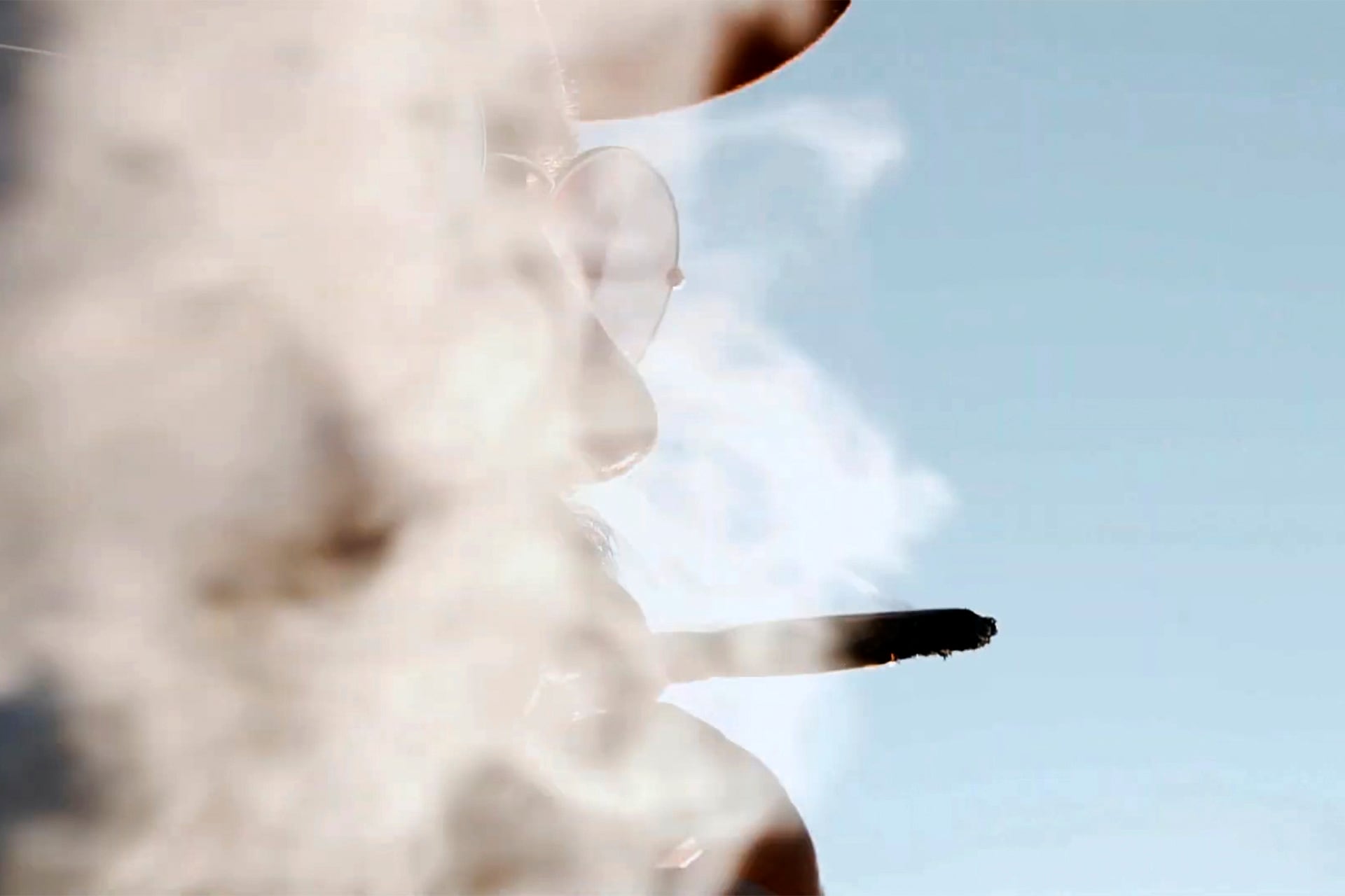 Conducida por Facu Santo Remedio, la serie web Legal retrata a referentes de la movida del cannabis en el Uruguay.