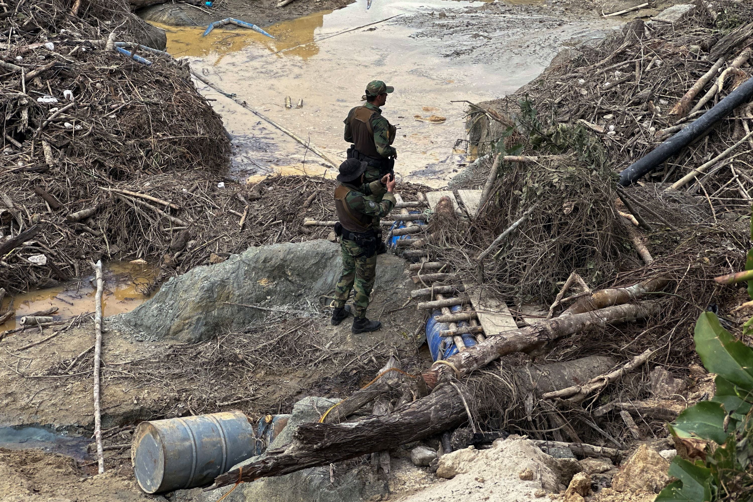 La minería ilegal destruye la selva y contamina los ríos, en territorio indígena.