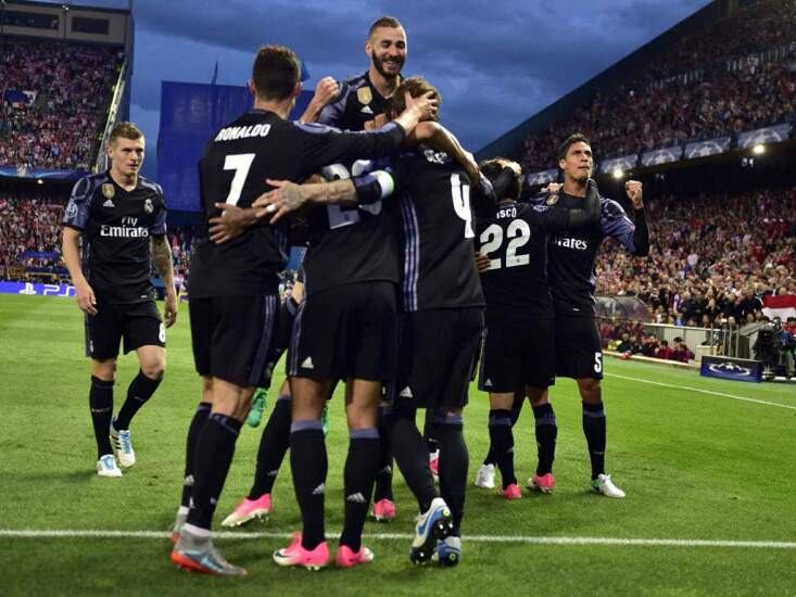 Los jugadores del Madrid festejan: están a un triunfo de seguir siendo los mejores de Europa.