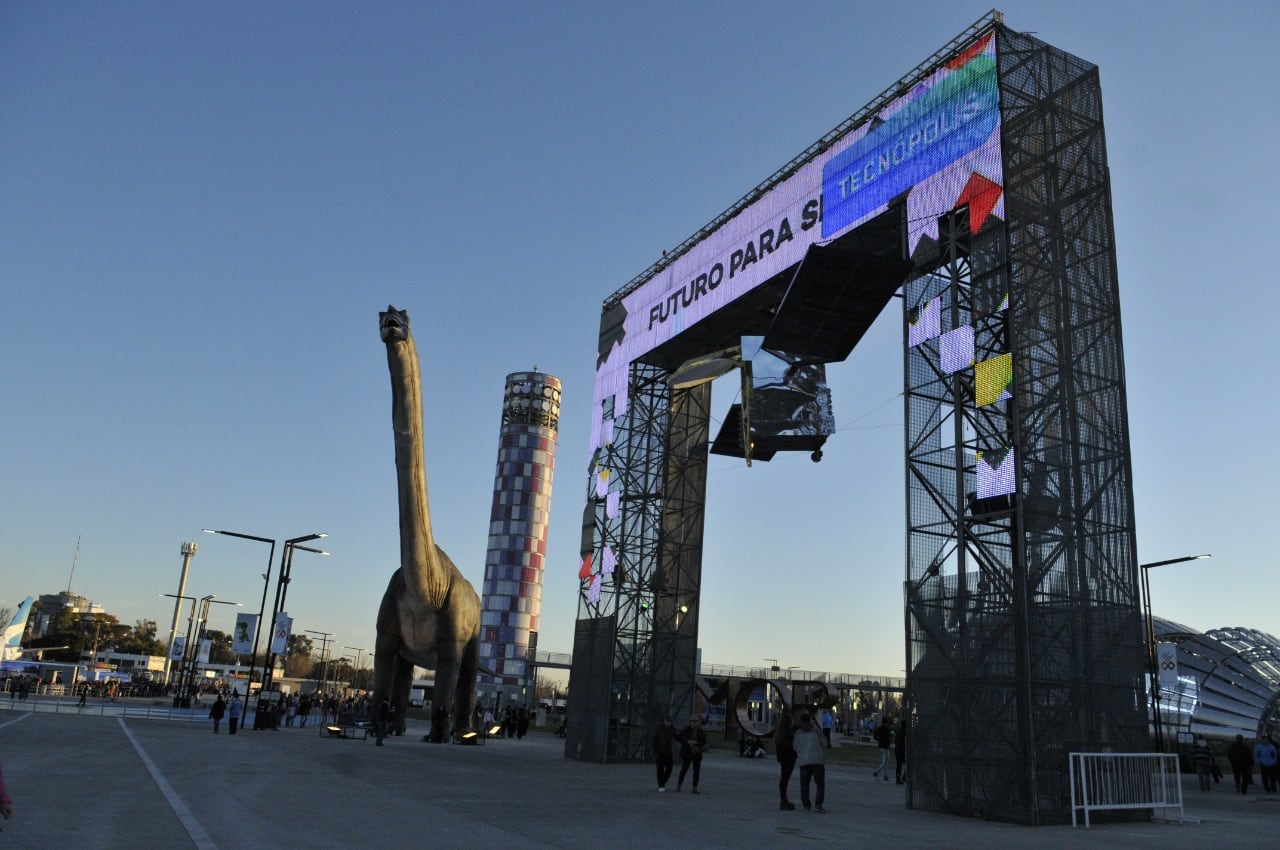 En 2011 abre sus puertas Tecnópolis. La presidenta Cristina Fernández de Kirchner inaugura la megamuestra de arte, ciencia, tecnología e industria.