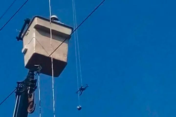 Un dron atrapado como un barrilete.