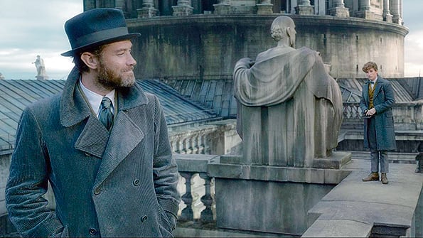 En Animales Fantásticos: Los crímenes de Grindelwald, Dubmbledore (Jude Law) tiene una intensa relación con el mago del título.