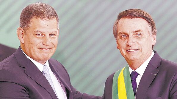 Gustavo Bebbiano, junto al presidente Bolsonaro, al asumir como secretario general de la Presidencia de Brasil.