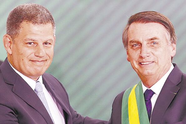 Gustavo Bebbiano, junto al presidente Bolsonaro, al asumir como secretario general de la Presidencia de Brasil.