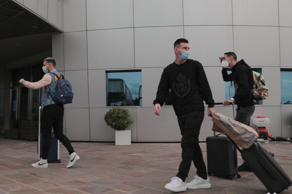 Messi ya está en el predio de la AFA, junto con Paredes y Di María. 