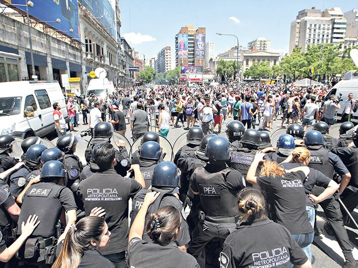Tensión entre la nueva policía porteña frente a los vendedores desalojados. 