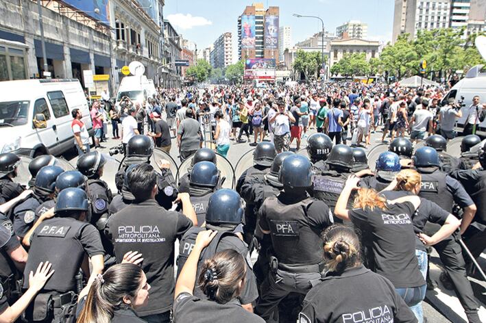 Tensión entre la nueva policía porteña frente a los vendedores desalojados.