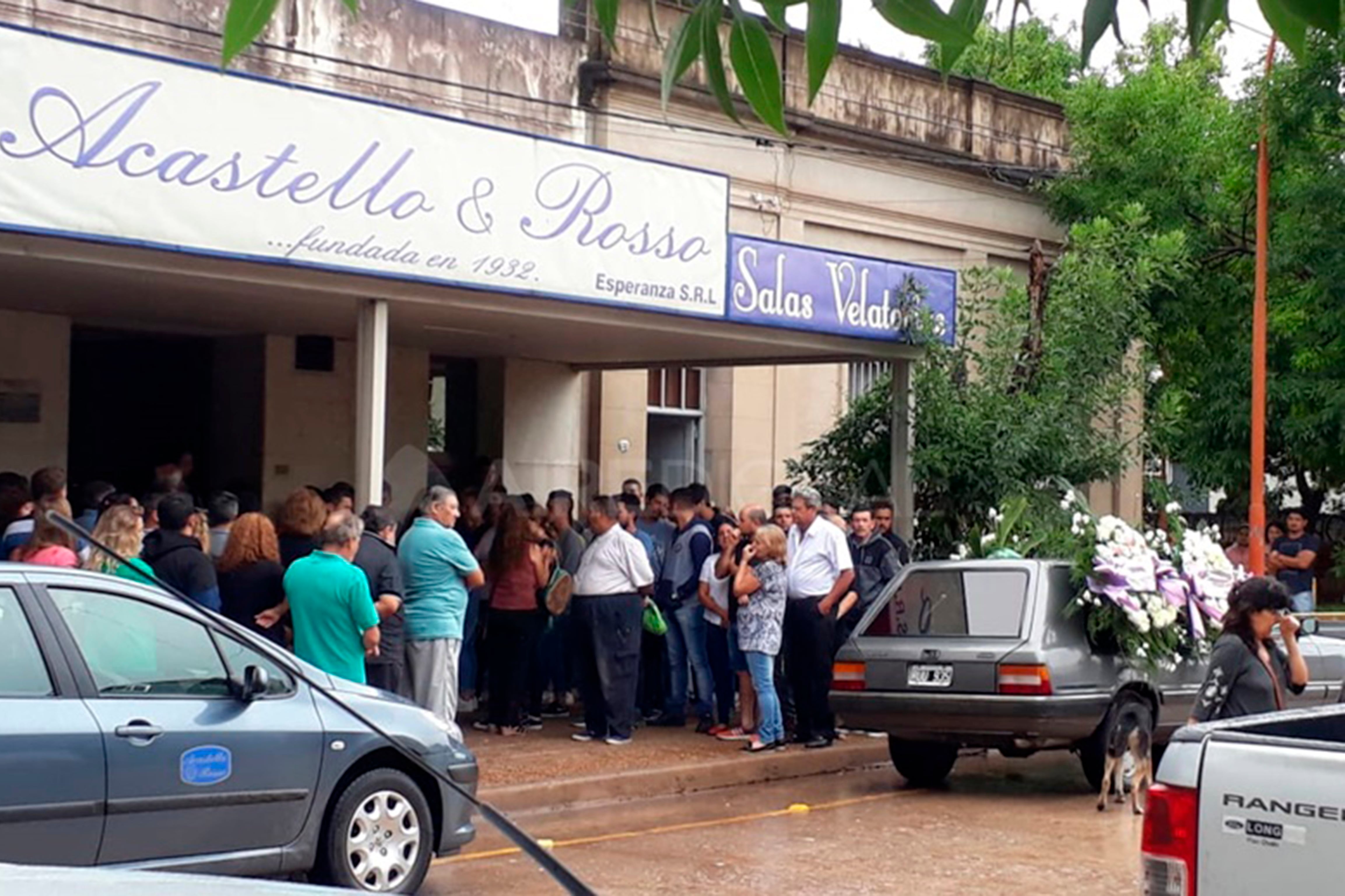 Todo fue dolor en el cementerio municipal de Esperanza.