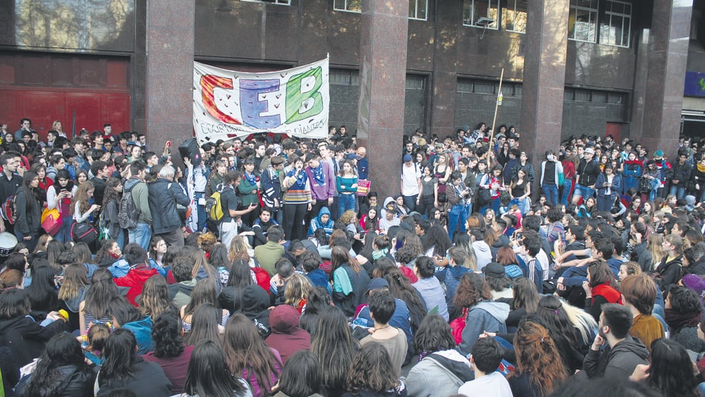 Los manifestantes entregaron un petitorio en el Ministerio de Educación.