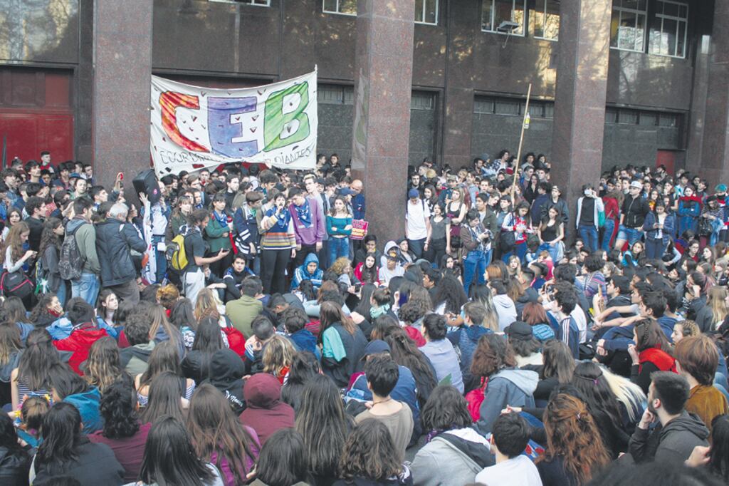 Los manifestantes entregaron un petitorio en el Ministerio de Educación.