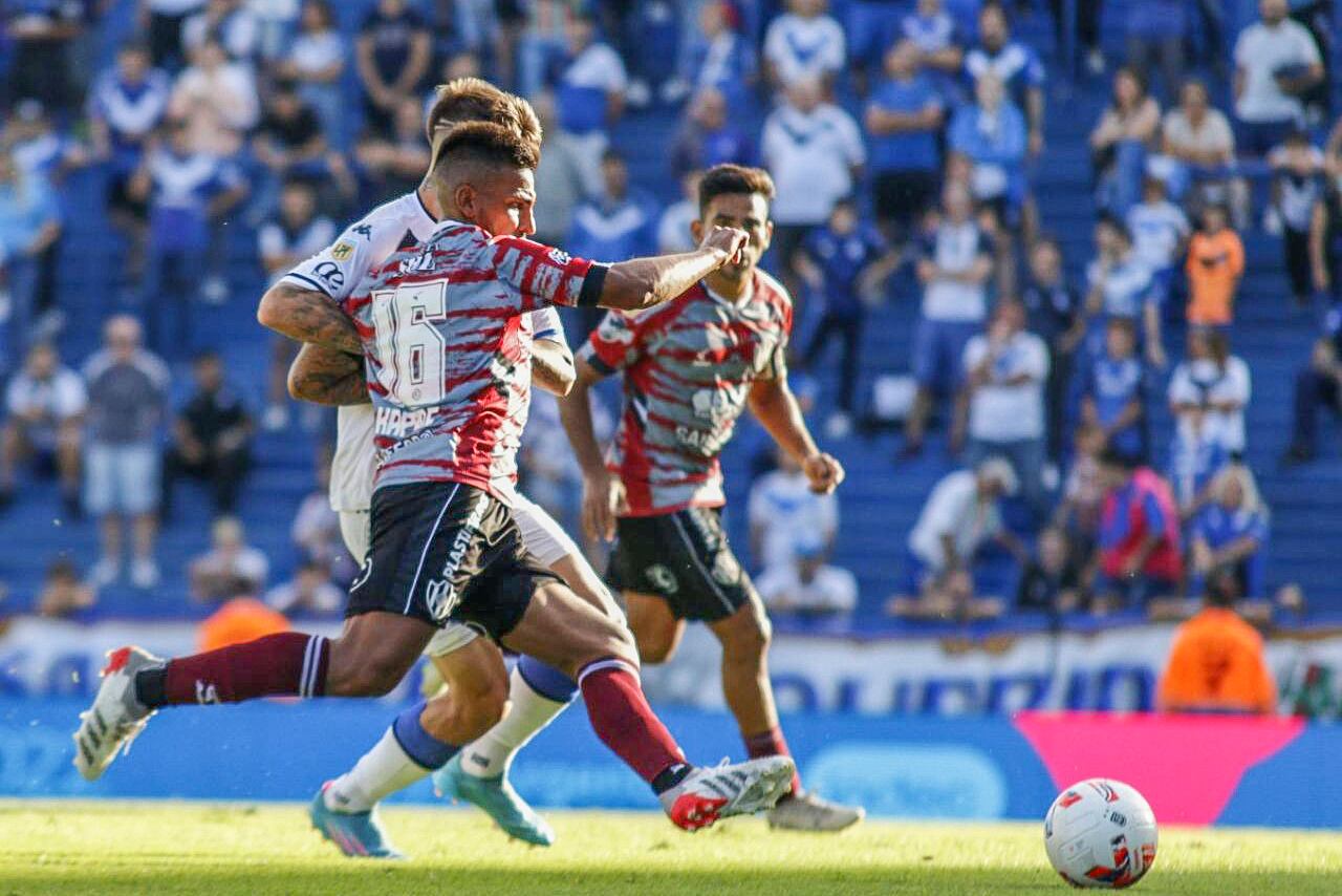 Juan Cruz Kaprof en la lucha por la pelota.