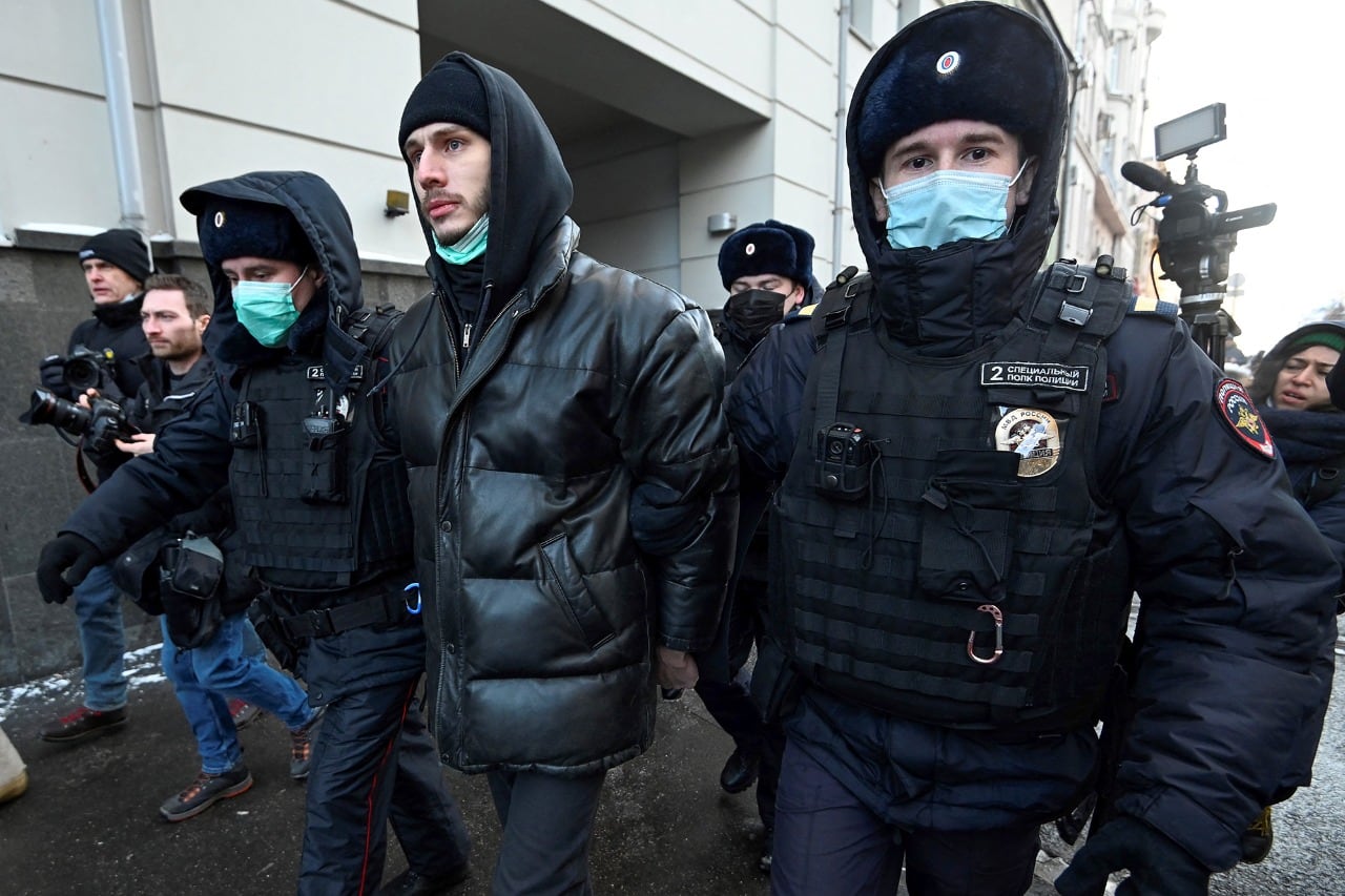 Miembros de Memorial arrestados protestando afuera del tribunal supremo.