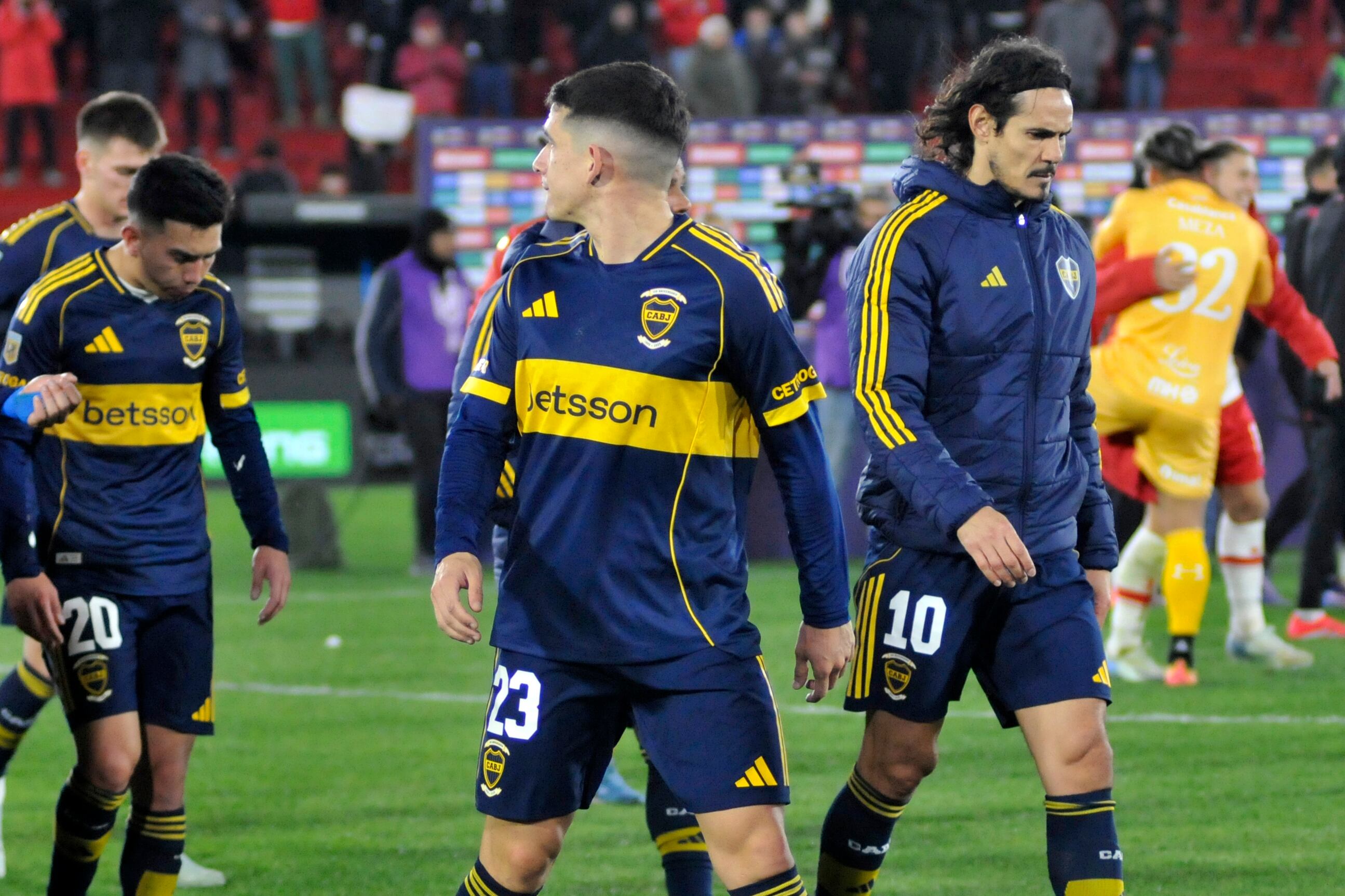Los jugadores de Boca miran hacia lugares diferentes en el final del partido