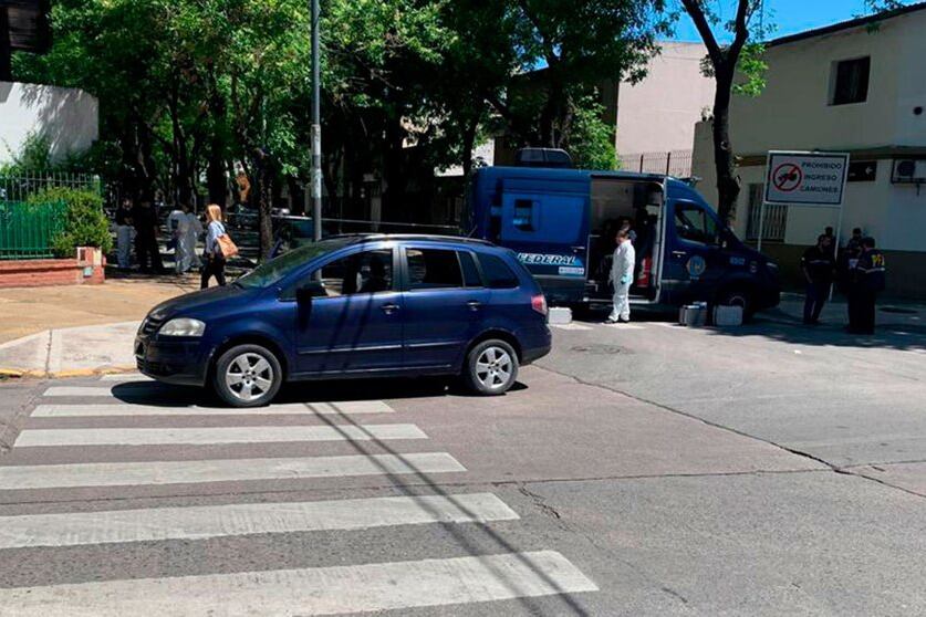 El auto donde iban las víctimas y en el que apareció el arma de juguete.