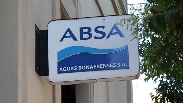 Un amparo obliga a que ABSA entregue bidones, pero la empresa apeló.