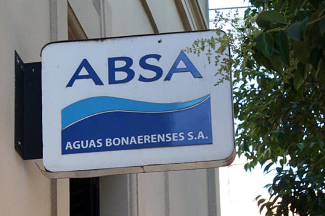 Un amparo obliga a que ABSA entregue bidones, pero la empresa apeló.