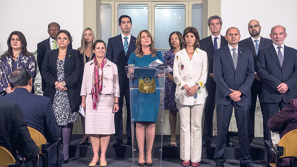 La canciller Cayetana Aljovín (cen.) anunció que Perú retiró la invitación a Maduro de la Cumbre de las Américas.