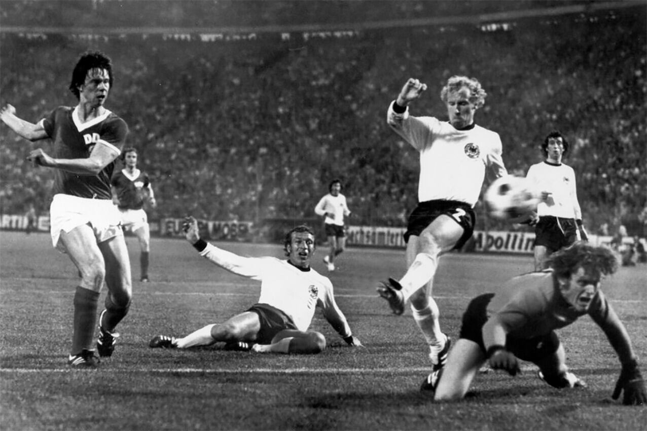 Sparwasser se tomó tanto tiempo para sacar el remate que descolocó al emblemático Sepp Meier