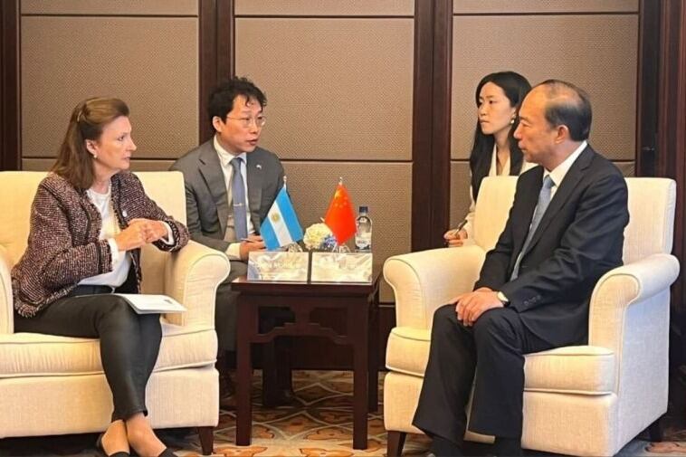 Para Mondino, de cerca, no hay diferencias entre un chino y otro. 