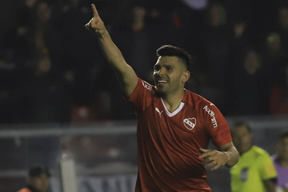 Silvio Romero, festeja sus goles en el Rojo.