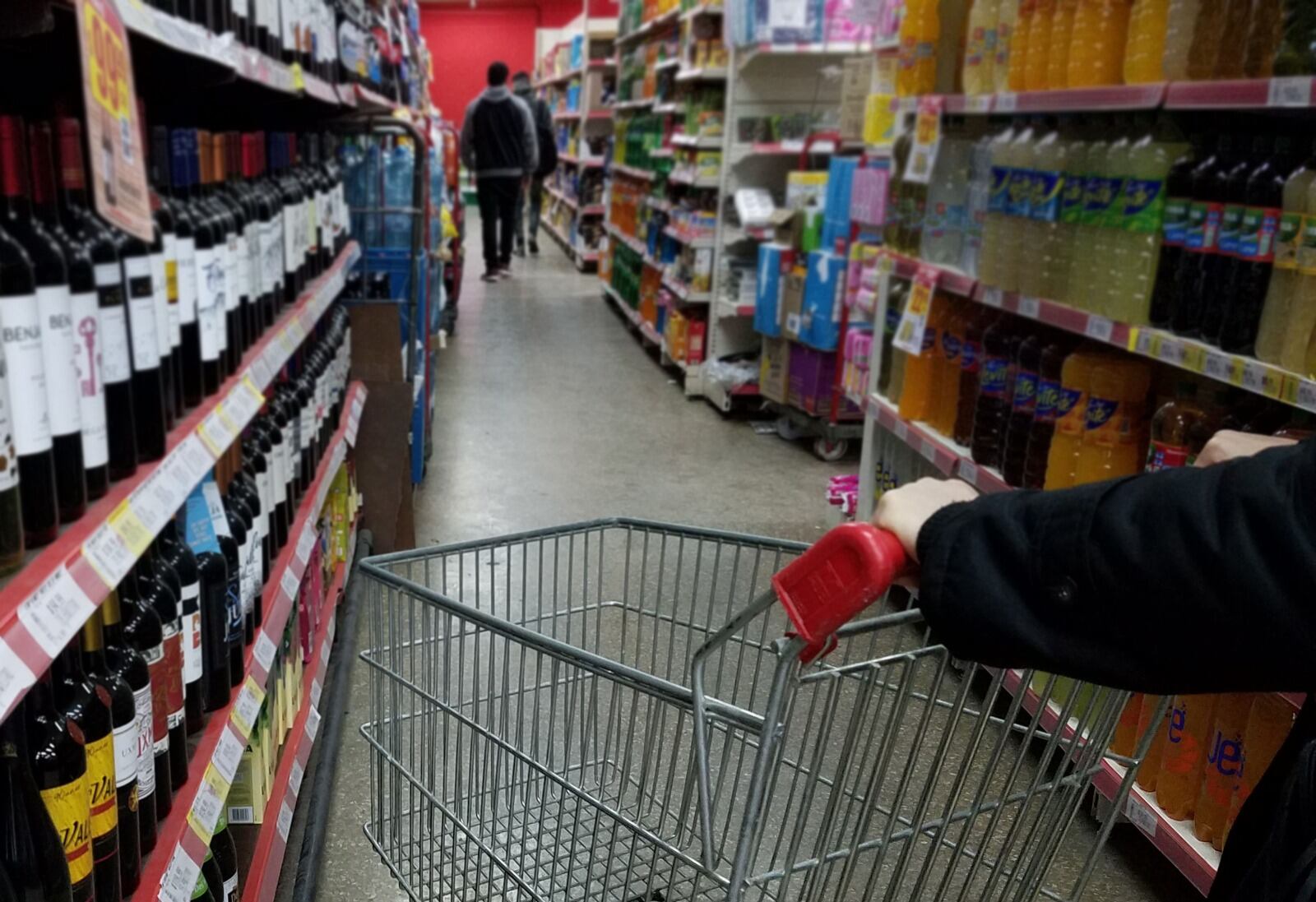 Carritos vacíos con precios deprimidos, una constante en la era Milei