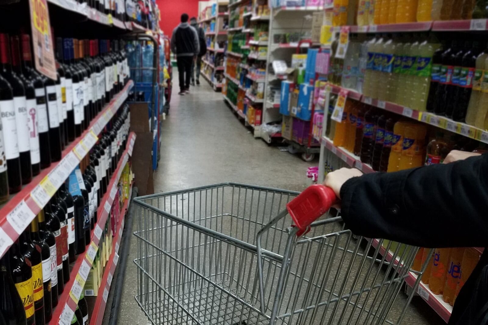 Carritos vacíos con precios deprimidos, una constante en la era Milei