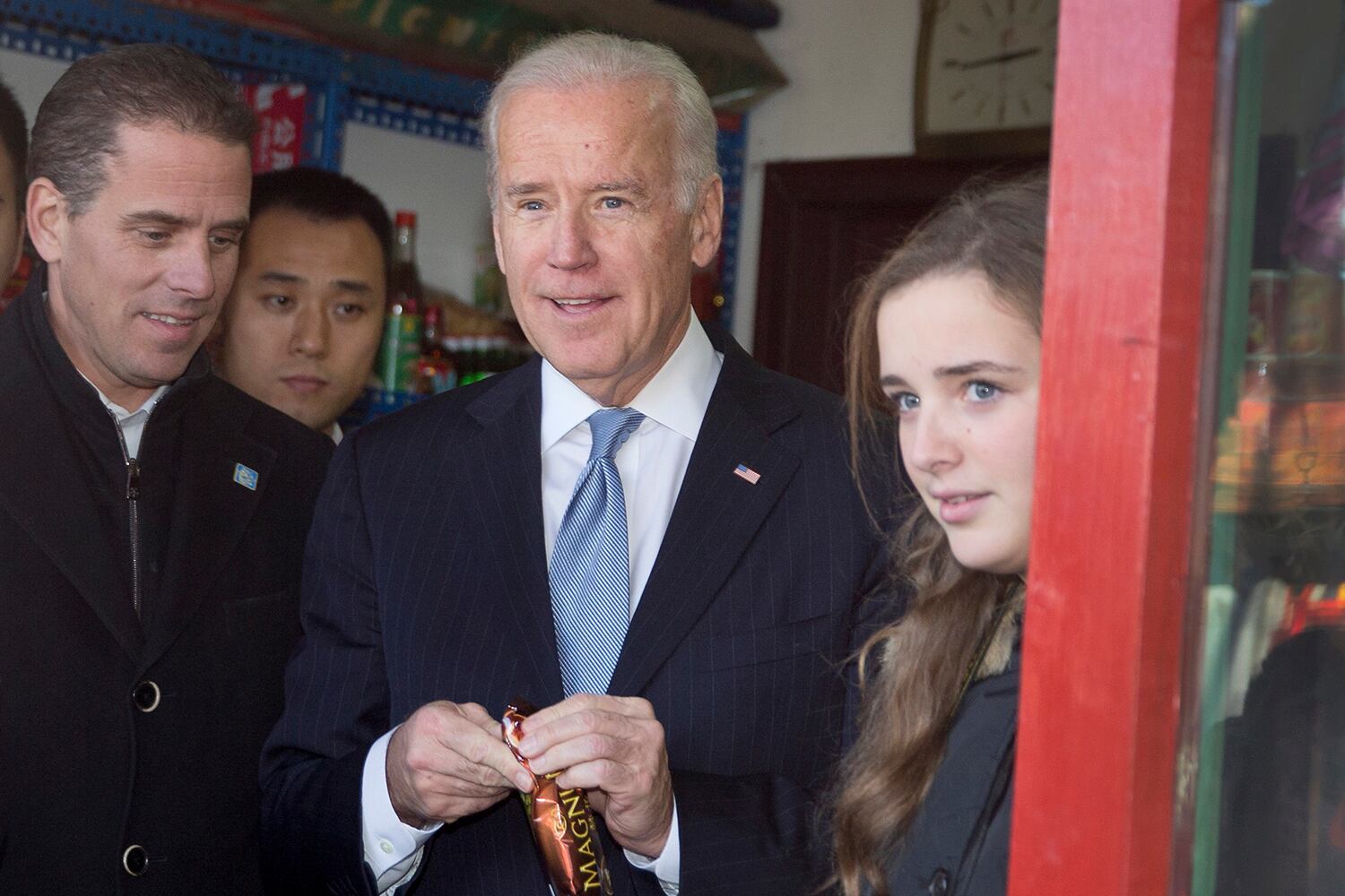 El precandidato Joe Biden junto a su hijo Hunter.