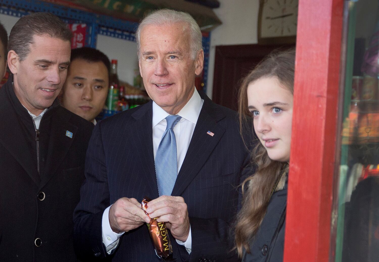 El precandidato Joe Biden junto a su hijo Hunter.
