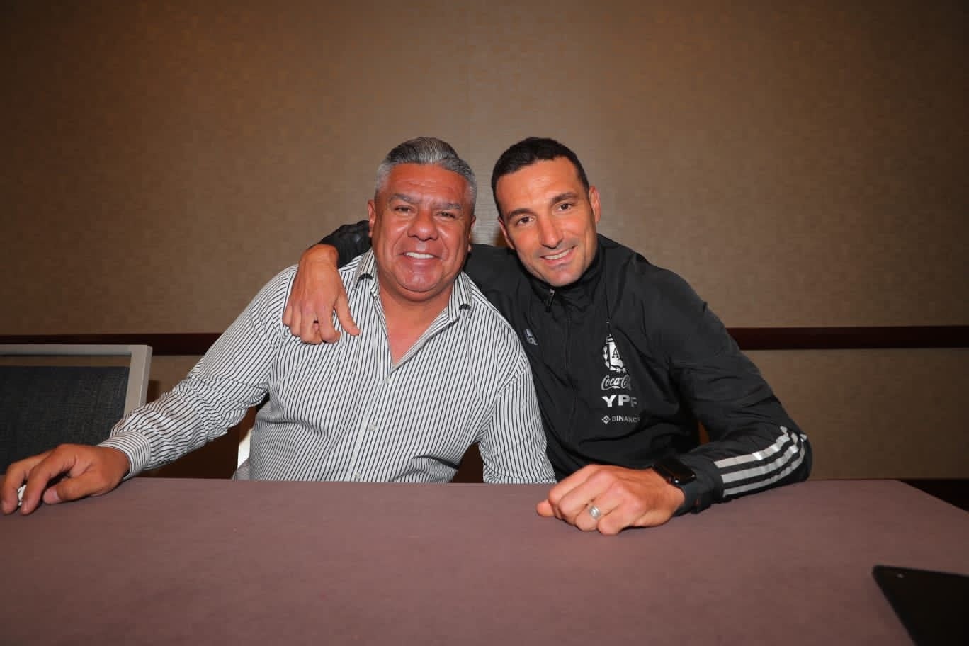 Tapia y Scaloni, sonrientes tras acordar la extensión del vínculo del entrenador (Twitter: @tapiachiqui).