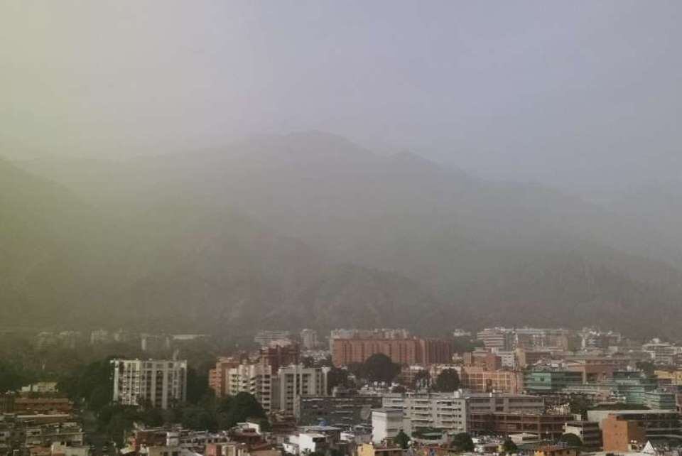 La nube de polvo sobre la ciudad de Caracas.