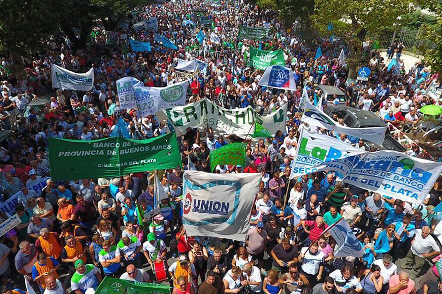 Los trabajadores bancario bonaerenses marchando contra el recorte de la gestión Vidal.