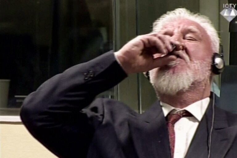 Praljak al momento de suicidar en el tribunal de La Haya.
