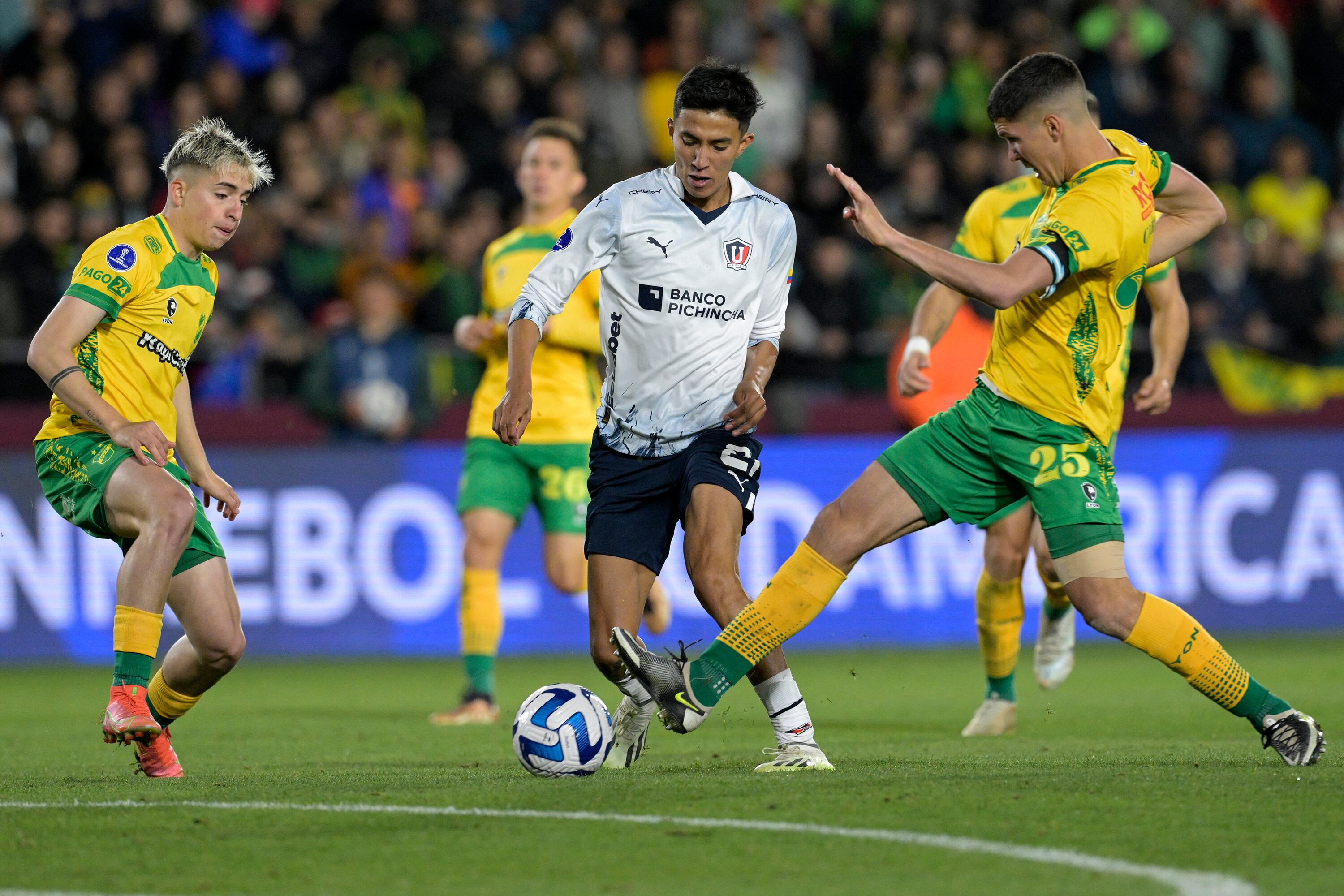 En cancha de Lanús sobró pierna fuerte 