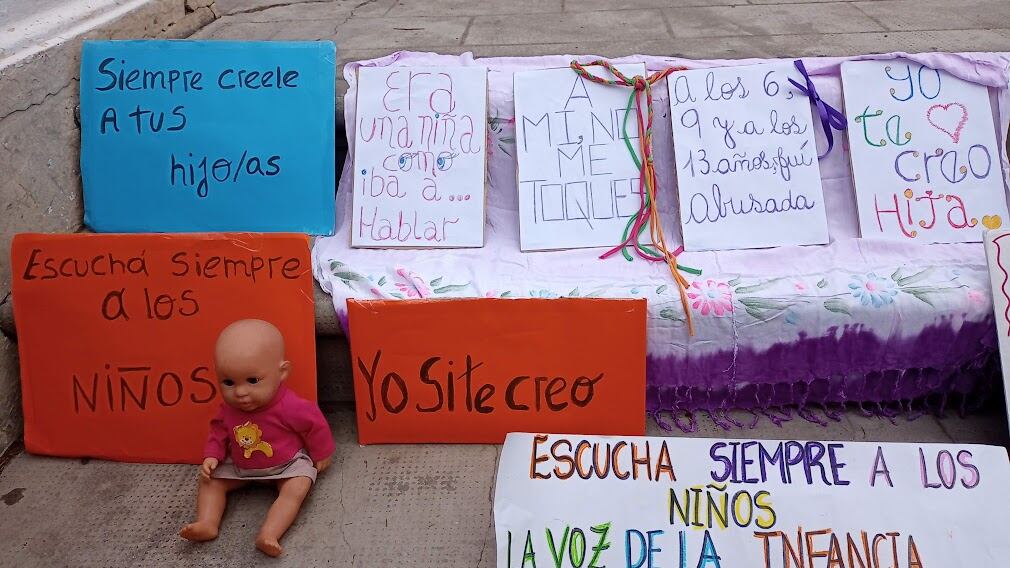 Plantón de juguetes contra la violencia sexual a las infancias