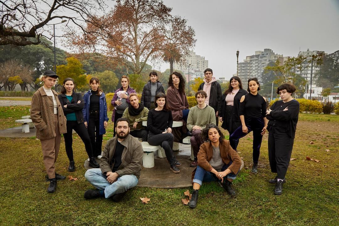 Los artistas convocados más las integrantes del grupo Piel de lava. 