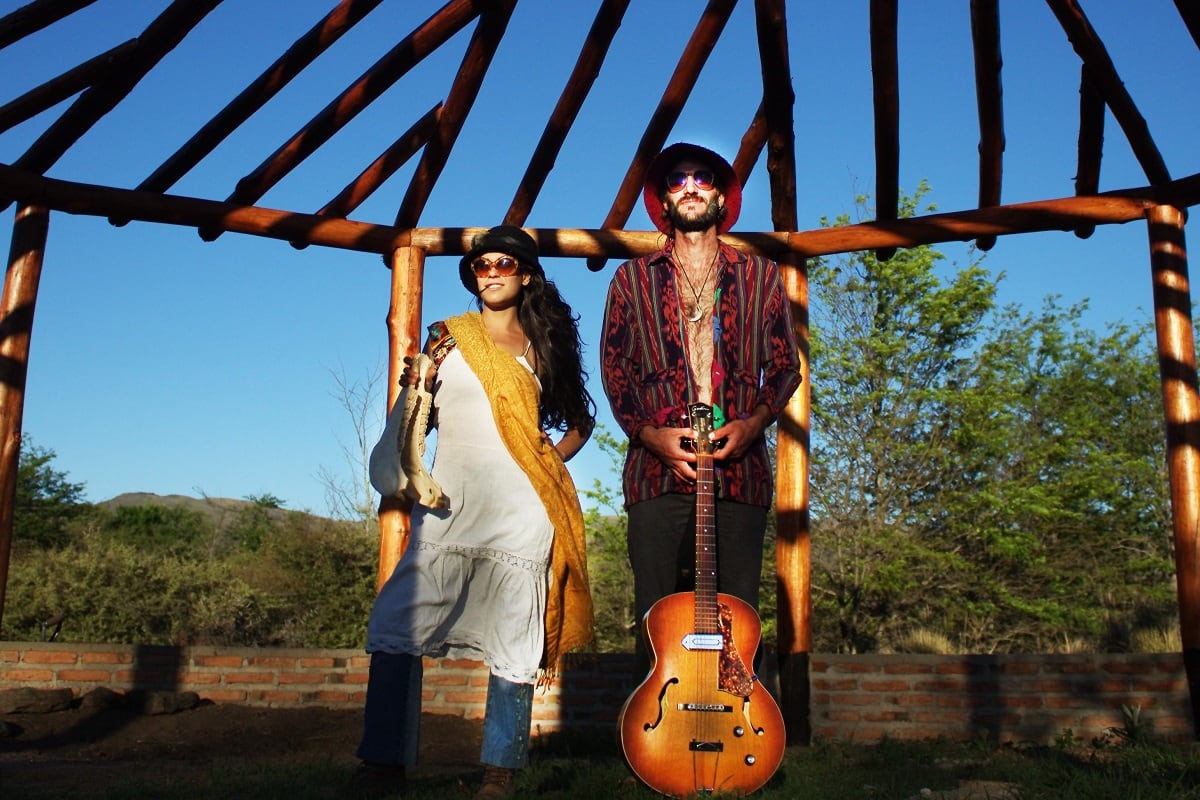 Levantaron su casa-estudio con barro y la ayuda de amigos, y ahí armaron Ofrenda, un disco flashero, conectado a la tierra y su entorno