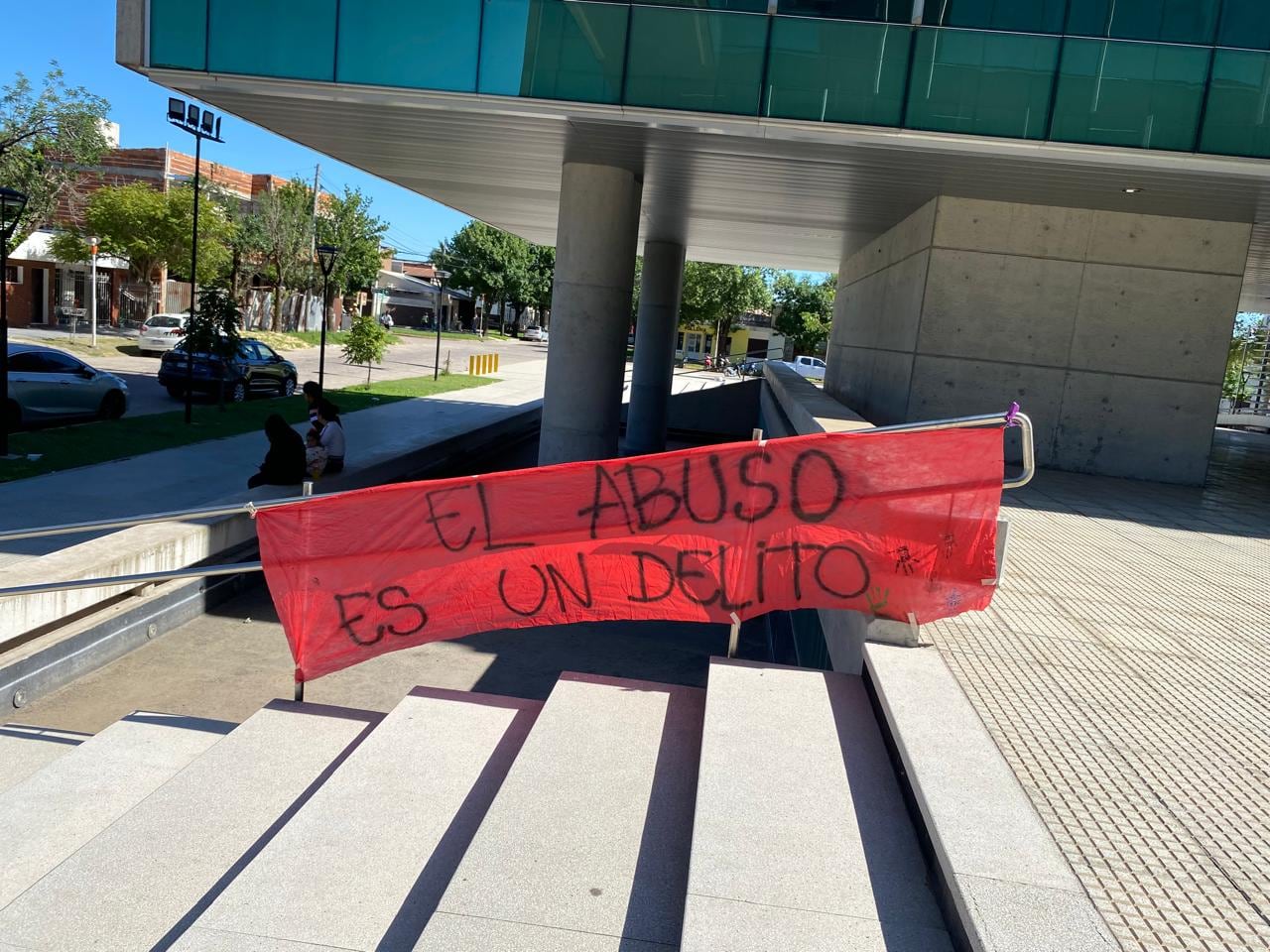 El miércoles, en el inicio del juicio oral y público, organizaciones feministas y gremiales se manifestaron en los Tribunales de Reconquista. 