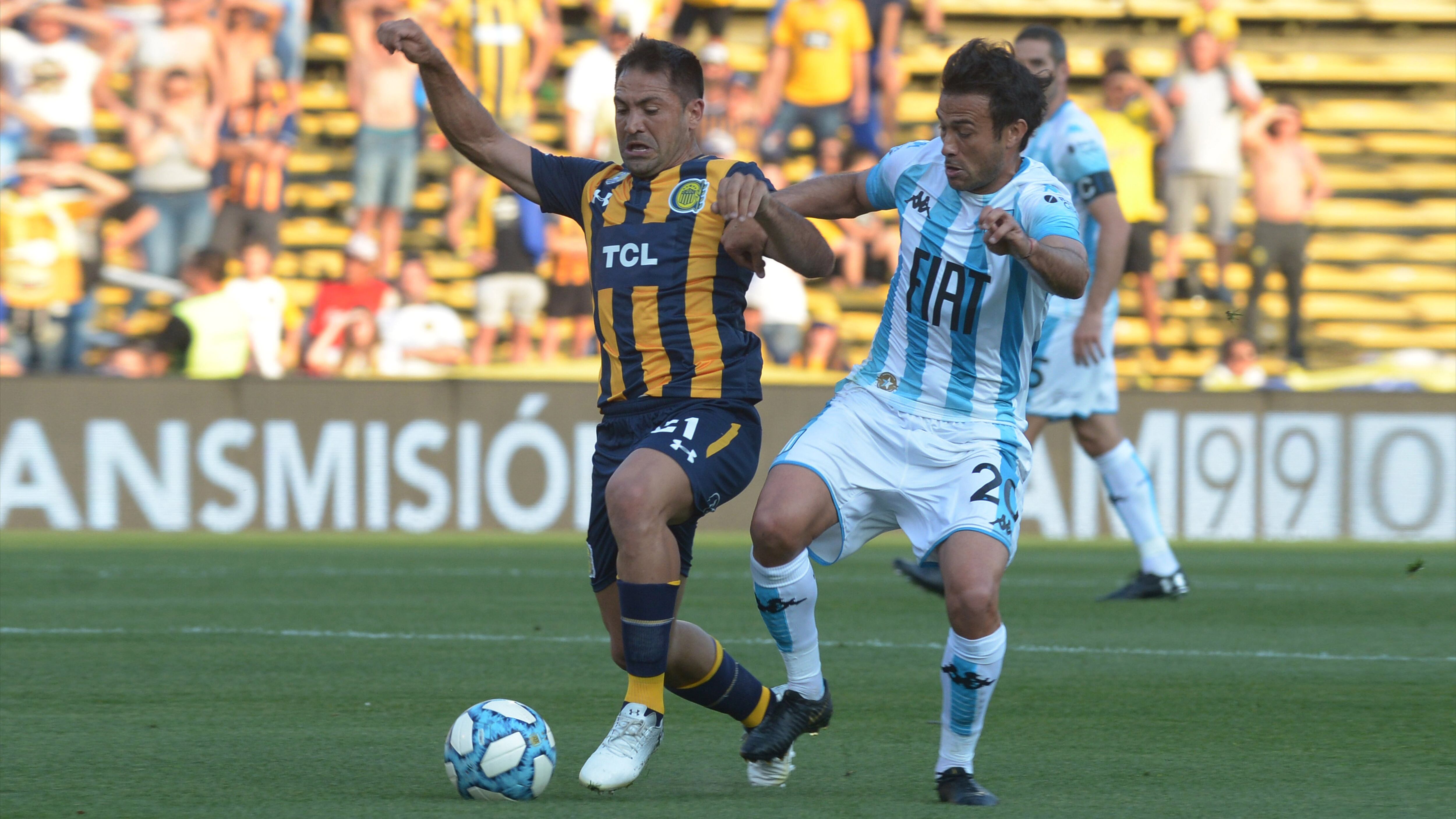 Rinaudo y Cvitanich luchan por la pelota.