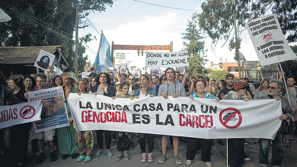 La llegada de Miguel Etchecolatz a Mar del Plata generó movilizaciones de repudio de vecinos y organismos de derechos humanos.
