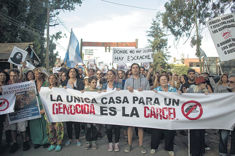 La llegada de Miguel Etchecolatz a Mar del Plata generó movilizaciones de repudio de vecinos y organismos de derechos humanos.