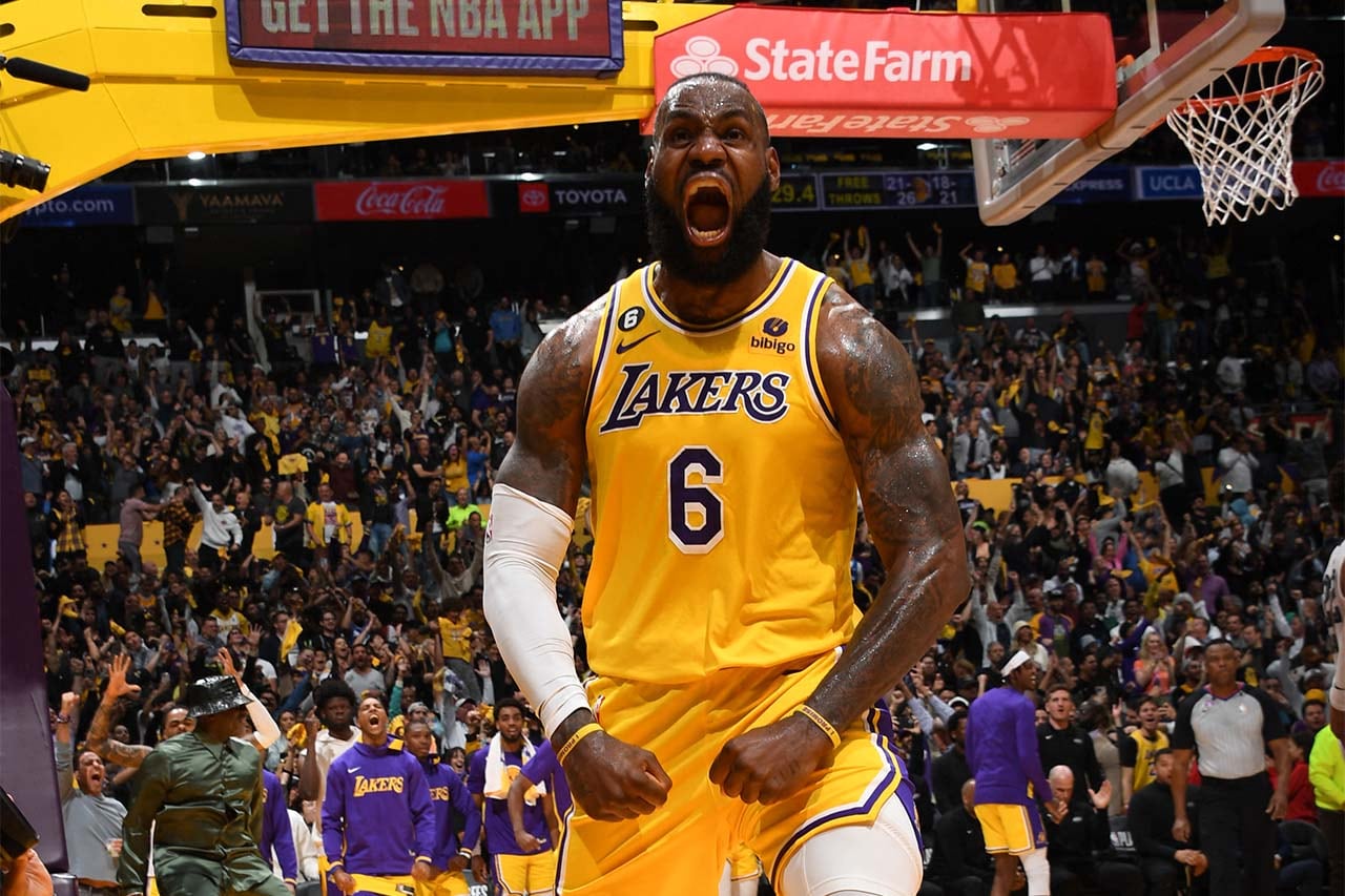 LeBron James festeja con todo un doble y falta en tiempo suplementario