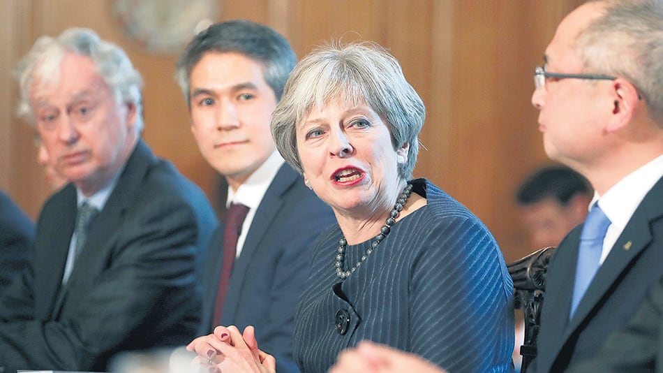 Theresa May habla en una mesa con inversores japoneses en 10 Downing Street, sede del gobierno británico.