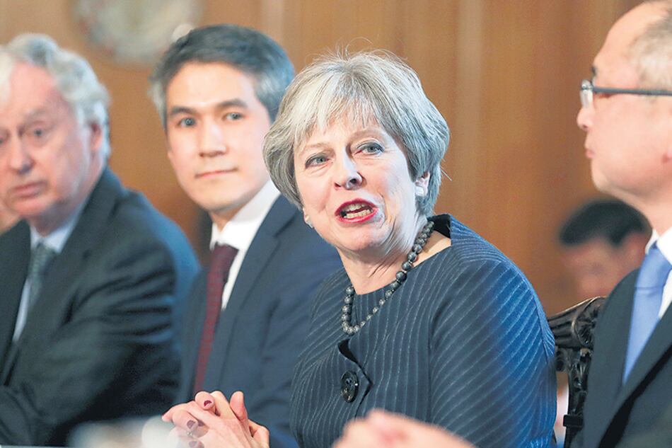 Theresa May habla en una mesa con inversores japoneses en 10 Downing Street, sede del gobierno británico.