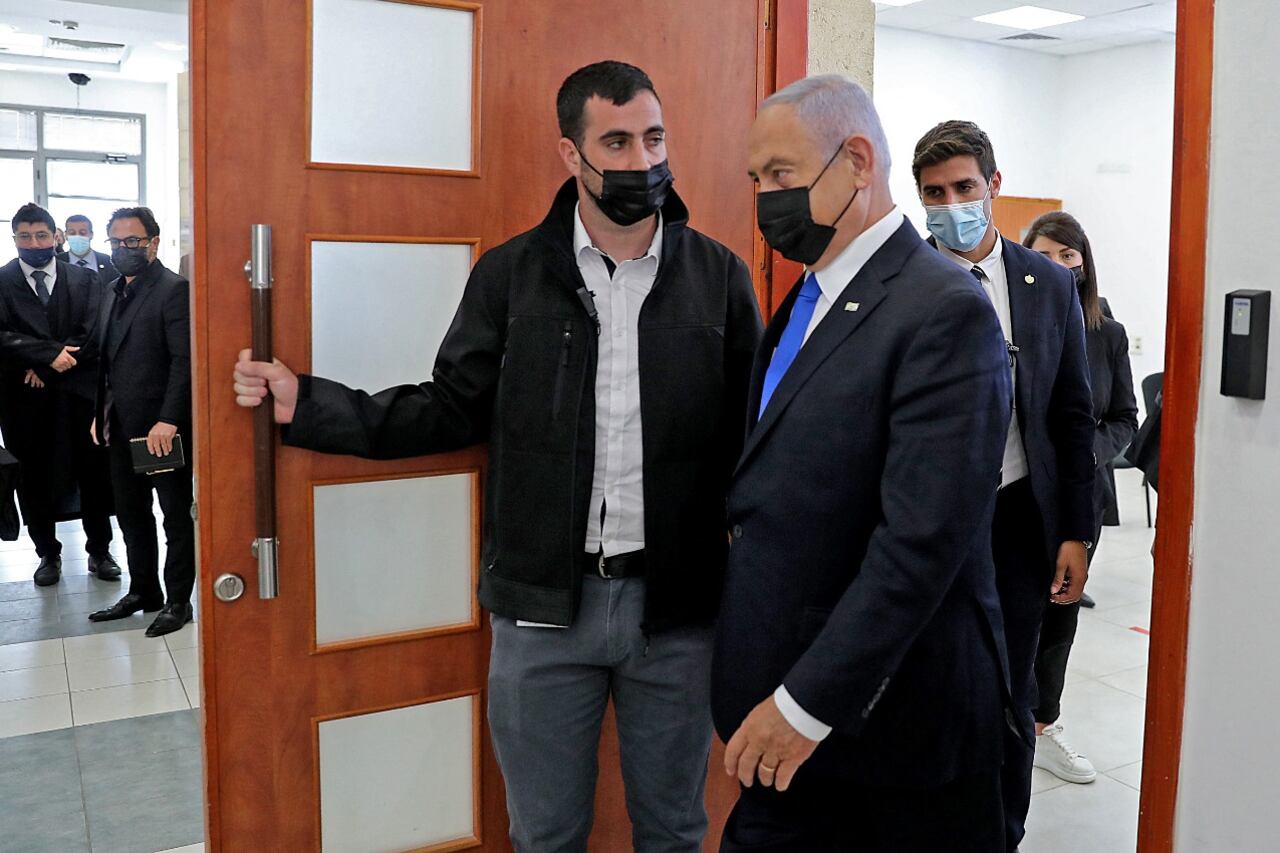 Nenyahu saliendo de los tribunales después del reinicio del proceso en su contra.