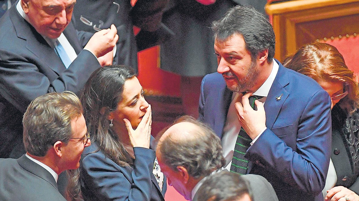 El líder de la Liga Norte, Matteo Salvini (der.), ayer en el Parlamento italiano.