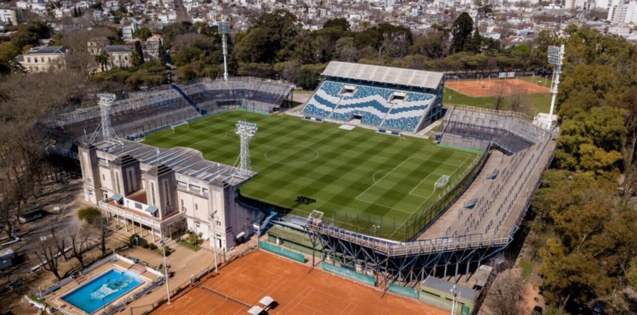 El estadio de Gimnasia, en el bosque platense. 