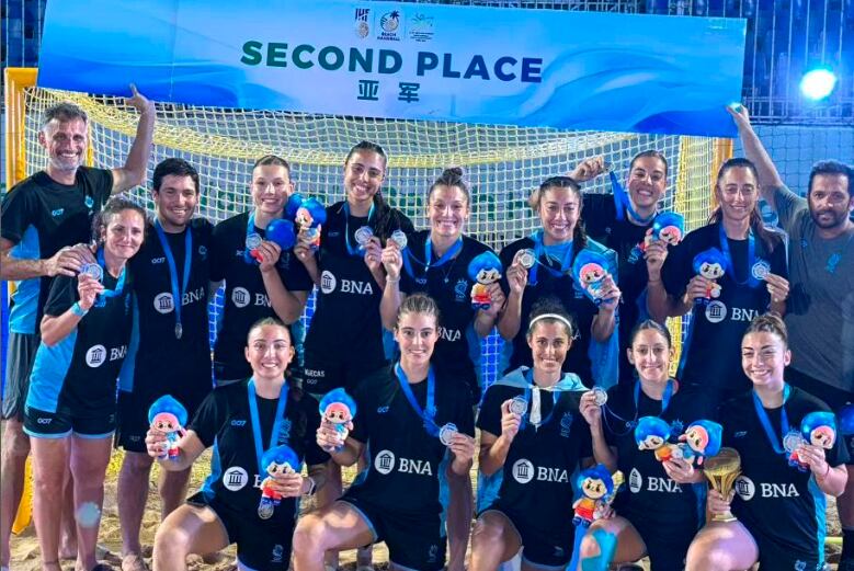 Las Kamikazes lucen su medalla de plata en China.