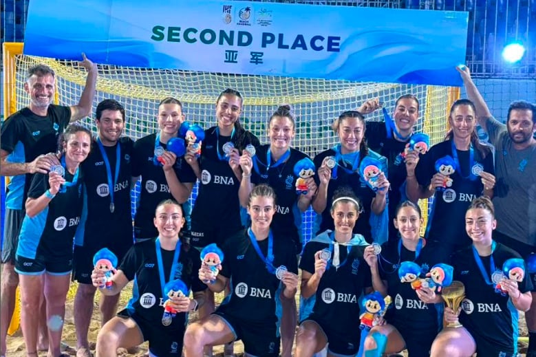 Las Kamikazes lucen su medalla de plata en China.