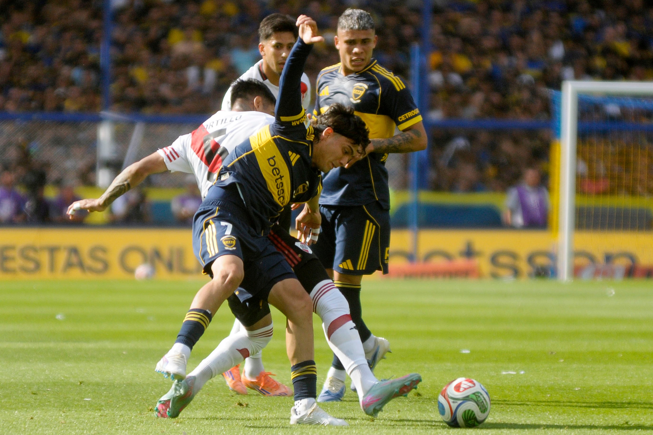Zeballos se escapa de la marca de Portillo, como en la jugada del segundo gol